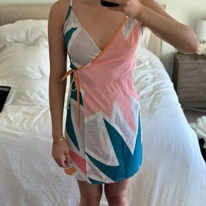 Wrap dress in geometric pattern